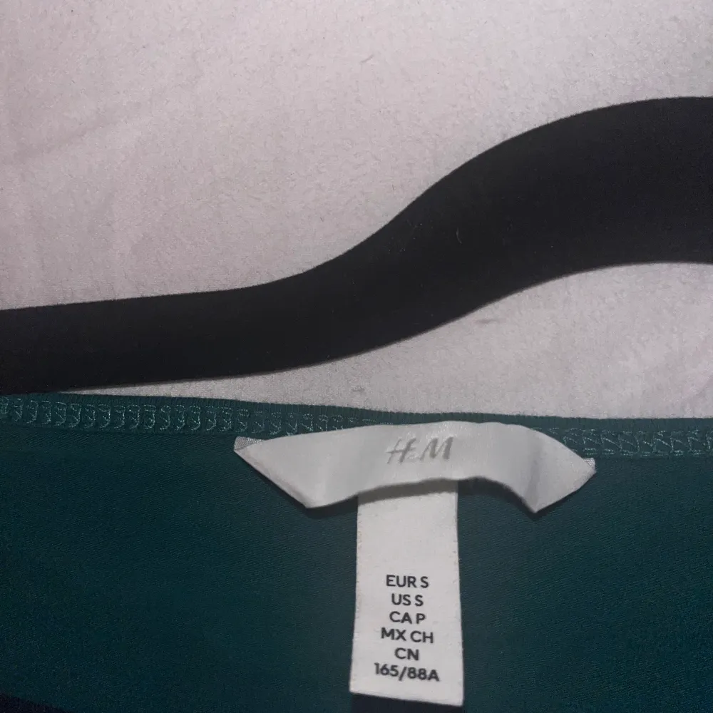 en grön tröja från hm i strl s/xs. bekväm och skön. säljer pga ingen användning av den💕. Tröjor & Koftor.