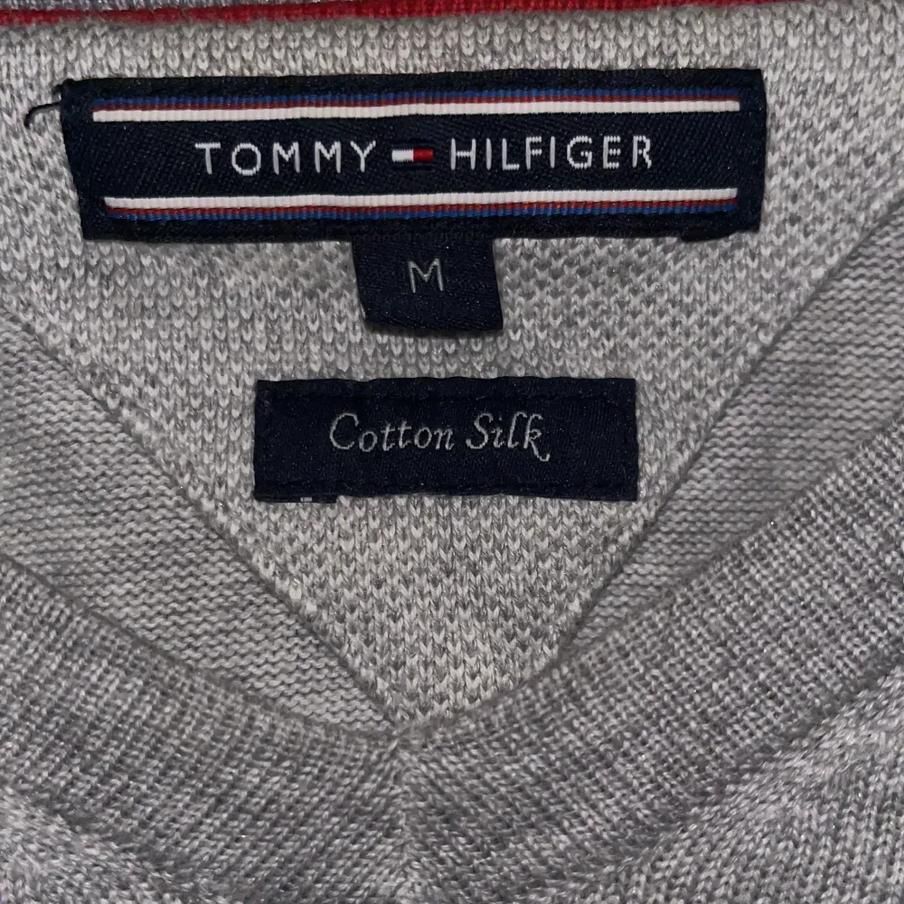 Säljer denna feta Tommy Hilfiger tröja. Den är köpt för ett tag sedan men bara använd ett fåtal gånger. Skicket är 10/10! Den är köpt för ca 1200 ordinarie pris. Är öppen för snabb affär!. Tröjor & Koftor.