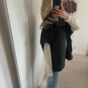 Cape - Så sjukt snygg cape i ”boucle” från Forever 21 som är sparsamt använd💕 storlek L men tycker den sitter snyggt oversized på mig som normalt har xs/s