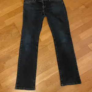 Säljer då dom inte passar som jag tänkte. Straight jeans från only, bra och inte jätte använt skick, inga skador, fläckar o liknande. Passar mig i längd ganska perfekt som är ca 167. Midjemått:87 cm men har lite stretch  Längd från grenen:ca 80 cm 