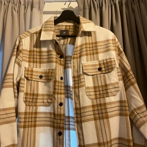 Overshirt, aldrig använd!! - Helt ny köpt för 1 månad sen, aldrig använd Skick: 10/10 Säljes för: 200 kr Storlek: S