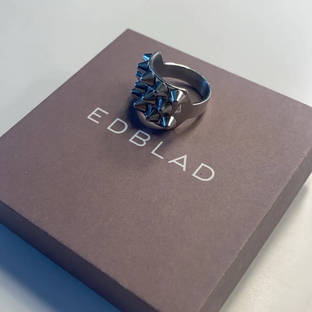 Helt ny Edblad ring, som tyvärr var för stor för mig. Nypris 350kr! Säljer för 260kr❤️ Säg till innan du trycker på köp nu🌟. Accessoarer.