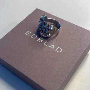 Helt ny Edblad ring, som tyvärr var för stor för mig. Nypris 350kr! Säljer för 260kr❤️ Säg till innan du trycker på köp nu🌟
