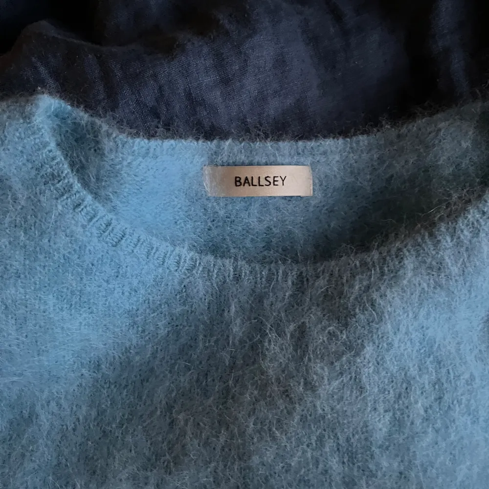 Jättemysig stickad tröja, kommer inte till användning🩵angora tröja, pris kan ändras🌸står 38 men är liten i storleken . Tröjor & Koftor.