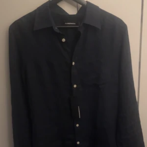 J.Lindeberg - Säljer en helt ny J.Lindeberg linne skjorta i strl S. Prislappen sitter fortfarande på och den är köpt på NK i Stockholm, kvitto finns. Säljs ny för 1300, mitt pris 650. Pris kan diskuteras!