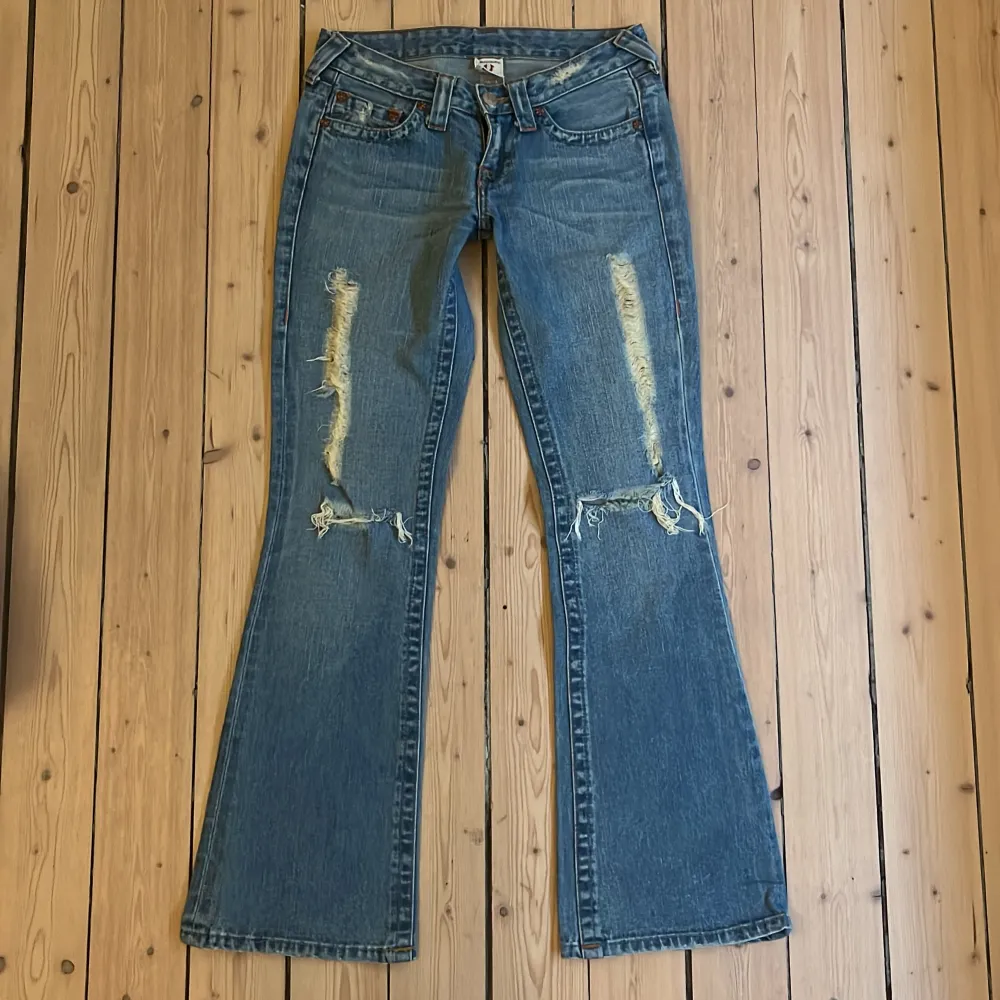 Såå snygga jeans true religion jeans! Står att de är i storlek w 27, men skulle säga mer w 25,26 eftersom att de är små i storleken.💞 Midjemått: 70cm Inerbenslängd: 81cm. Jeans & Byxor.