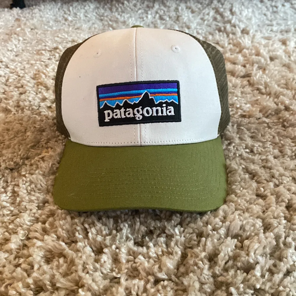 Riktigt snygg patagonia keps som är väldigt fräsch och inte alls mycket använd !. Accessoarer.