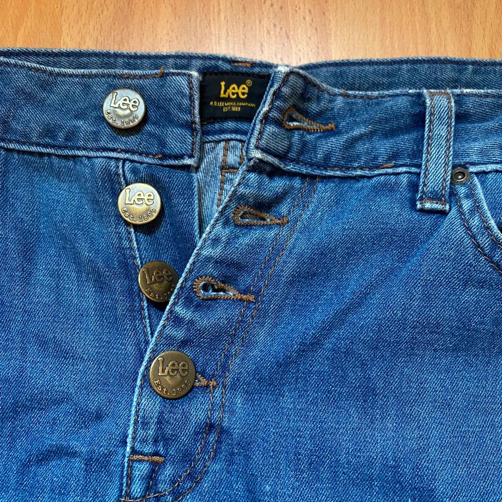 Supercoola jeans från Lee i modellen wide leg. Väl använda men inga slitage utan behöver bara strykas lite! . Jeans & Byxor.
