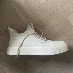 C’est Normal Sneakers 2.0 i Cream - Skorna är i storlek 43 och är i en Cream-beige färg. De är i nyskick och är inte använda, anledning för att de säljes är för att det blev en dubbel present.