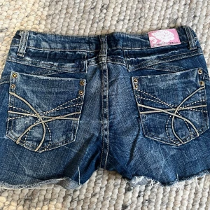 Lågmidjade jeansshorts - Snygga shorts till sommaren med coola fickor men är tyvärr för små för mig 💔