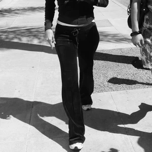 Juicy couture  - Säljer svarta mjukis byxor från juicy couture, jätte bra skick! (Lånade bilder )