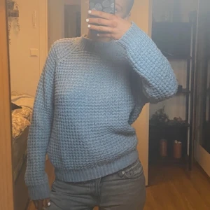 stickad tröja  - i nyskick  ljusblå står strl XS i den men skulle säga att den är mer en S/M i helt nyskick 