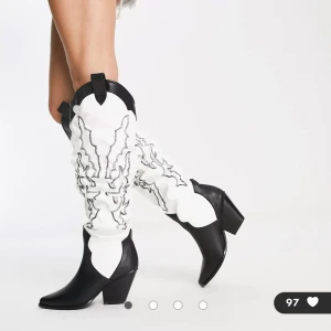 Cowboyboots - Boots från ASOS. Perfekta till sommarens festivaler. Aldrig använda. Står storlek US 6 vilket är 37, men skulle säga de är 38,5. Nypris: 750:-