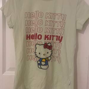 Söt hello Kitty t-shirt som är nästan aldrig använt. Väldigt ljus grön med rött text 