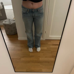 Straight jeans - Helt nya jeans från weekday med rak passform! Storlek 32/32 motsvarar M/L. Nypris: 590kr