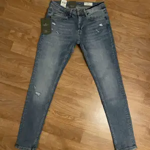 Helt nya oanvända jeans, fick de som present men har exakt samma och prislappen är fortfarande kvar! Tryck gärna på köp nu eller kontakta vid frågor😊