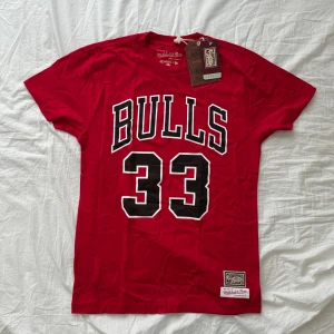 mitchell & ness chicago bulls tshirt - strl S, men relativt stor. köpte för flera år sedan, men har endast testat (lappen är fortfarande kvar). köpte tröjan för runt 499kr. pris går att diskuteras om det är rimligt. 