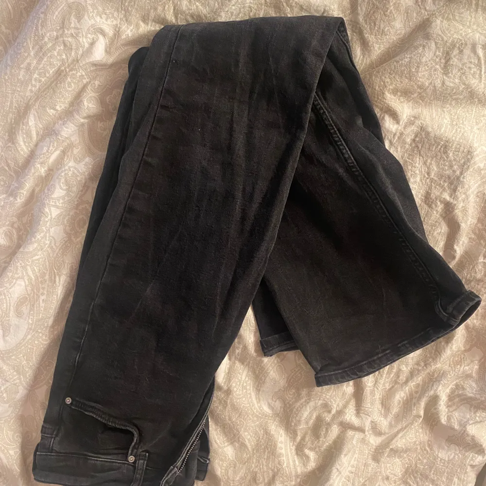 Svarta full lenght flare jeans ifrån Gina Tricot. Använda några gånger under våren 2023 men har sen dess bara legat i garderoben. Stl 38, använd gärna köp nu 💗. Jeans & Byxor.