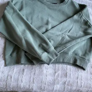 En helt vanlig grön tröja, den är lite kortare i modellen men är super fin på!