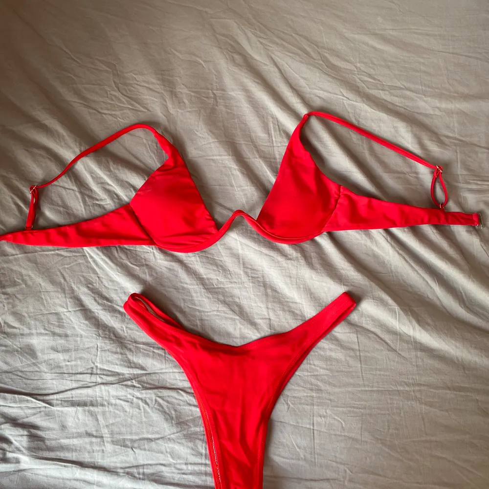Supersnygg röd bikini!   Köptes på Plick och den har inga lappar så vet tyvärr inte vilket märke eller storlek den är, men skulle uppskatta S (passar även M). Älskar färgen och modellen, men har en liknande så den kommer inte komma till användning 💗. Övrigt.