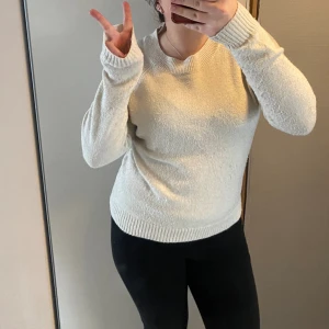 Stickad tröja  - Stickad tröja från vero Moda, den är välanvänd men inte alls mycket nopprig. Kom privat för mer bilder! 