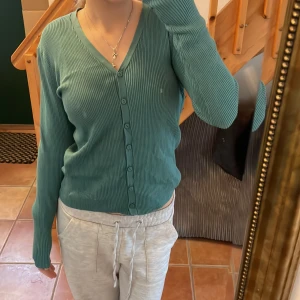 Kofta - Jätte fin kofta som är i nyskick. Säljer då den ej är min stil.