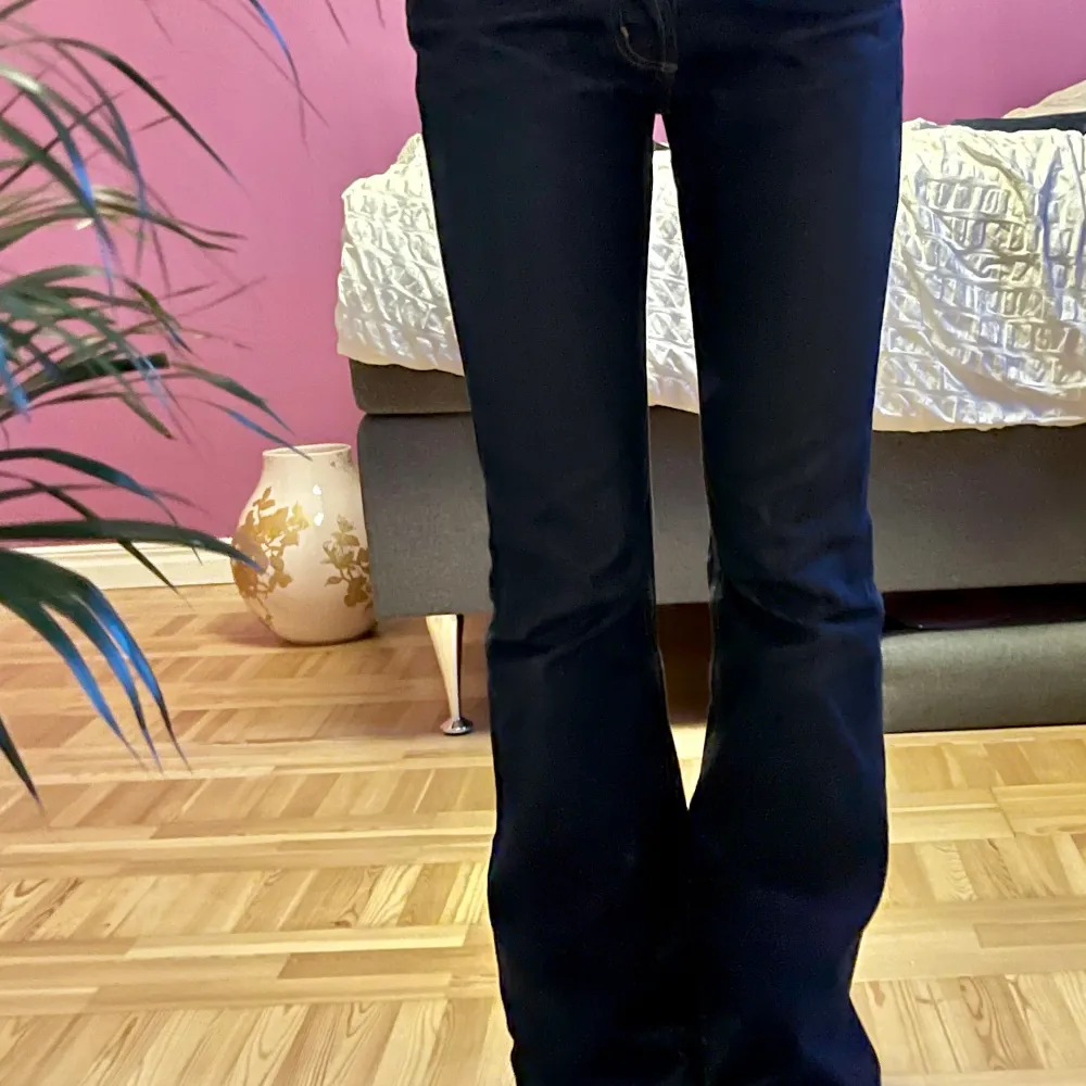 Skiitsnygga jeans i fint skick!  Aningen långa på mig som är 164 men personligen tycker jag bara om det! Pris kan diskuteras vid snabb affär. Jeans & Byxor.