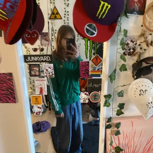 Grön adidas zip up -  Cool grön Adidas tröja inte så mycket att säga tryck gärna på köp nu 💕