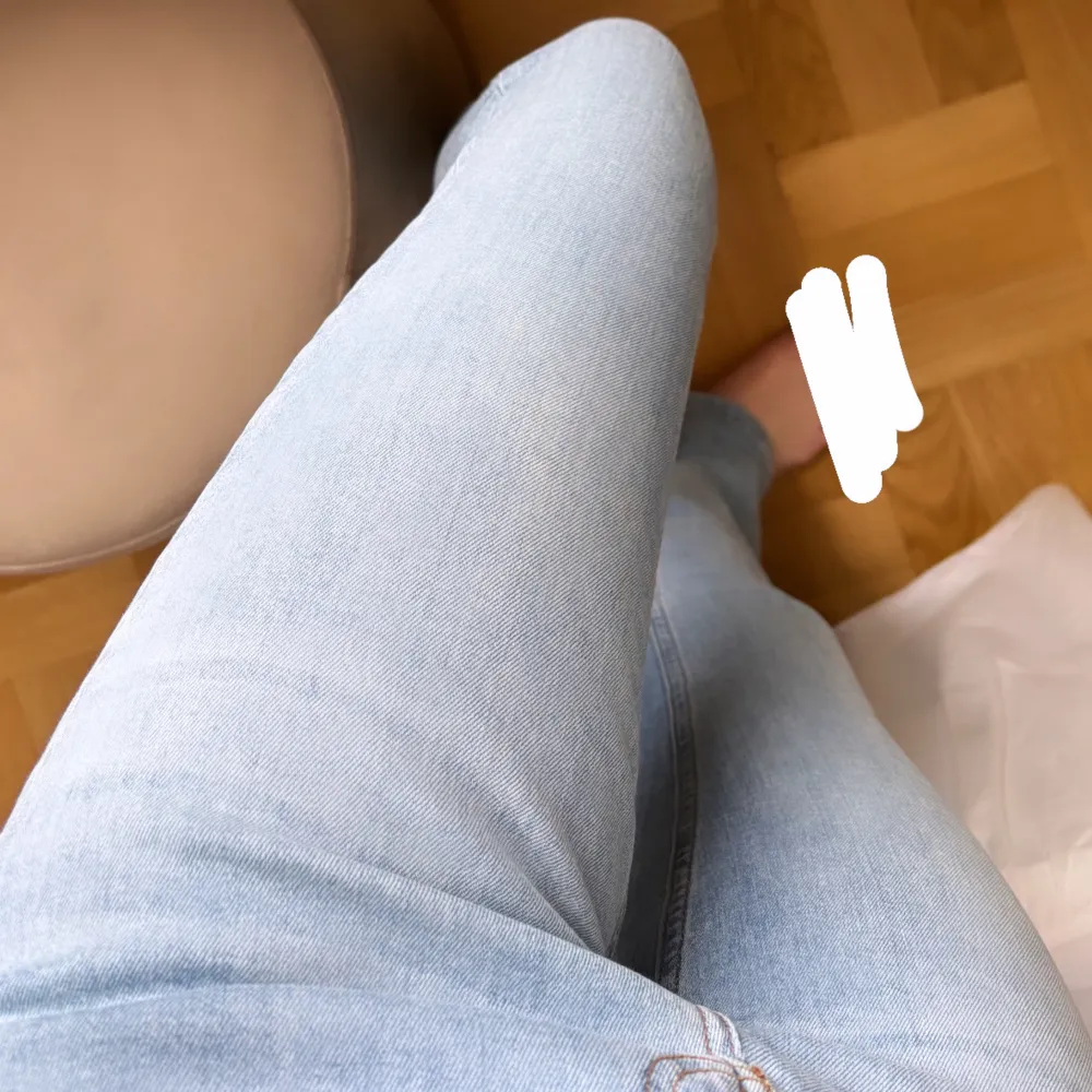 Jättesnygga ljusblåa jeans från Ginatricot , storlek S💕💕💕💕💕Passar mig bra som är 170 cm. Jeans & Byxor.