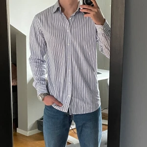 Oscar Jacobsson skjorta - Säljer en skön skjorta från Oscar Jacobsson perfekt inför sommaren/våren! Han i bilden är 185cm. Hör av dig vid minsta fråga eller fundering!
