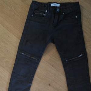 Nya svarta oanvända jeans av märket Detroit Storlek 134 Slim inköpt på lindex Mycket tuffa 