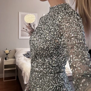 Balklänning - Säljer min jätte fina balklänning. Den är från Maya deluxe och finns Inge kvar på deras sida. Den är använd en gång och är i mycket bra skick. Nypris 1900kr, för referens är jag 175cm och klänningen går till marken på mig.