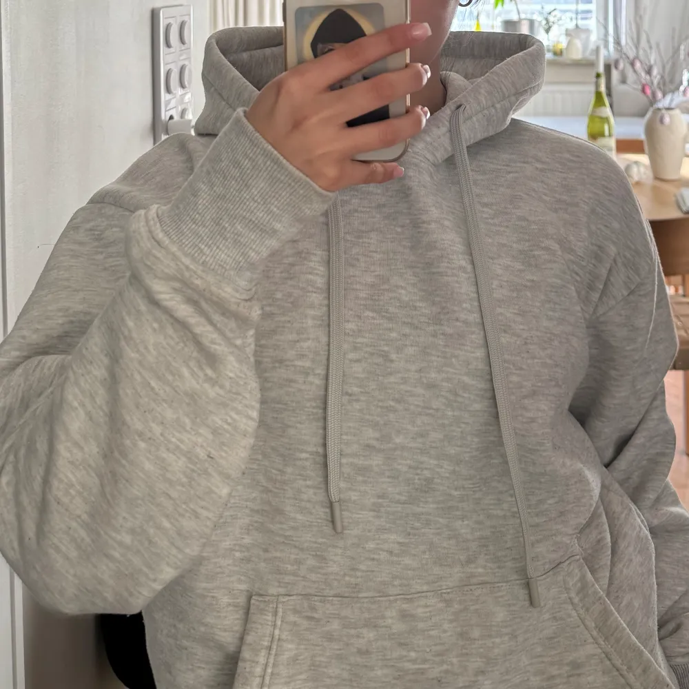 Grå hoodie från zara i storlek s 💕. Hoodies.