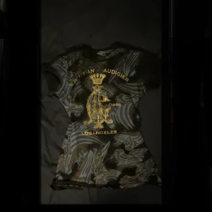 Super cool christian audigier t-shirt - Super fin o snygg t-shirt med guldiga coola detaljer