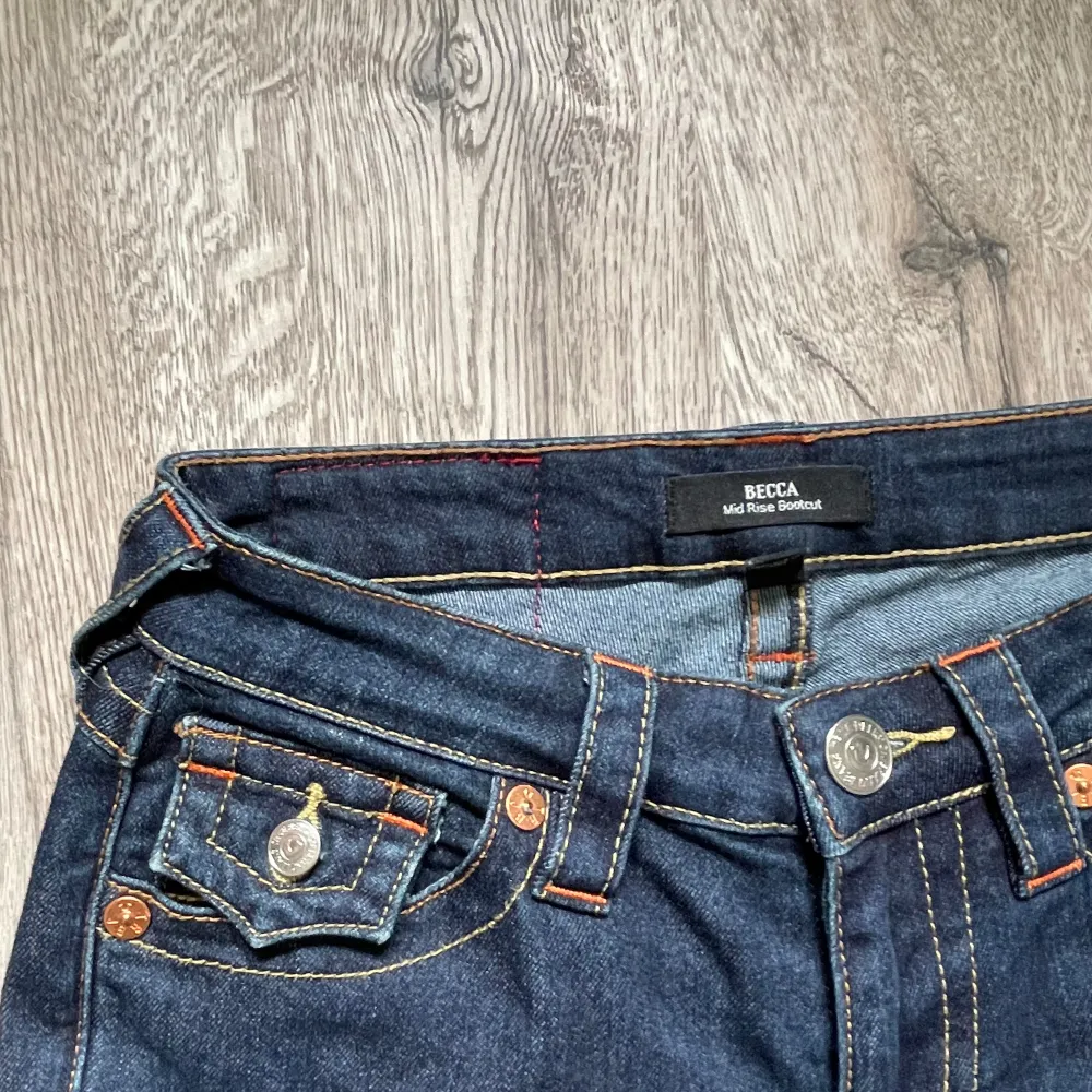 Säljer mina helt nya true religion jeans då  det inte kommer till användning! Jag är 166 och de är något för långa💖 nypris 1200. Jeans & Byxor.