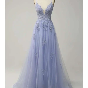 Balklänning - Säljer denna jättefina balklänningen i storlek M från Zapaka nypris 1700 men säljer för 1200, säljer på grund av att stokeken inte passade. Pris kan diskuteras vid snabb affär😊