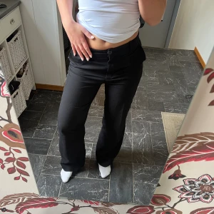 Lågmidjade kostymbyxor  - lågmidjade kostymbyxor från monki i storlek 36❤️