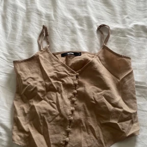 Beige linne  - Beiget sommarlinne med knappar framtill. 