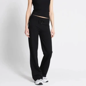 Lager byxor - Säjer dessa helt oanvända byxor från lager. De har inte ens packats upp från påsen, då jag råkade köpa 2 likadana par. Jättesnygga och älskar mina andra! Passar mig som är 175