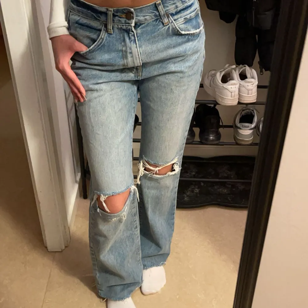 Midwaist flared jeans med hål i storlek 34. Jeans & Byxor.