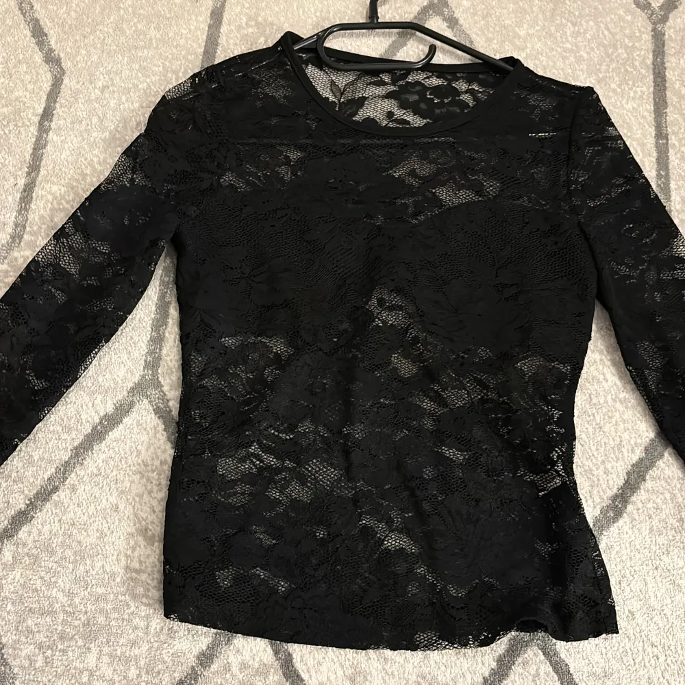 Jättefin svart spets tröja aldrig använd säljer då jag råkade beställa 2 likadana . Blusar.