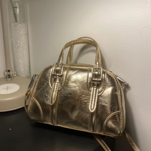 Guldig Zara handväska - Säljer min fina zara väska, använt den 1 gång✨✨