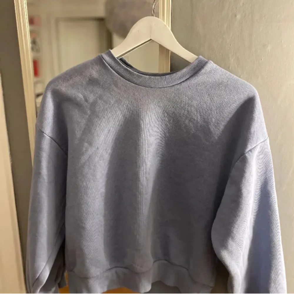 Jättefin sweatshirt från Gina tricot storlek xs. Säljes på grund av att den inte kommer till användning  Vid frågor skriv privat❤️. Tröjor & Koftor.