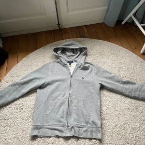 Ralph lauren zip - Jag säljer nu denna snygga Ralph Lauren tröja i storleken xs, Den är i fint skick och har inga skador. (nypris 1100) mitt pris 449, hör av er vid funderingar! 