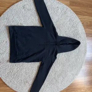 En svart Peak Performance hoodie. Tröjan är använd men i bra skick. 💗💗