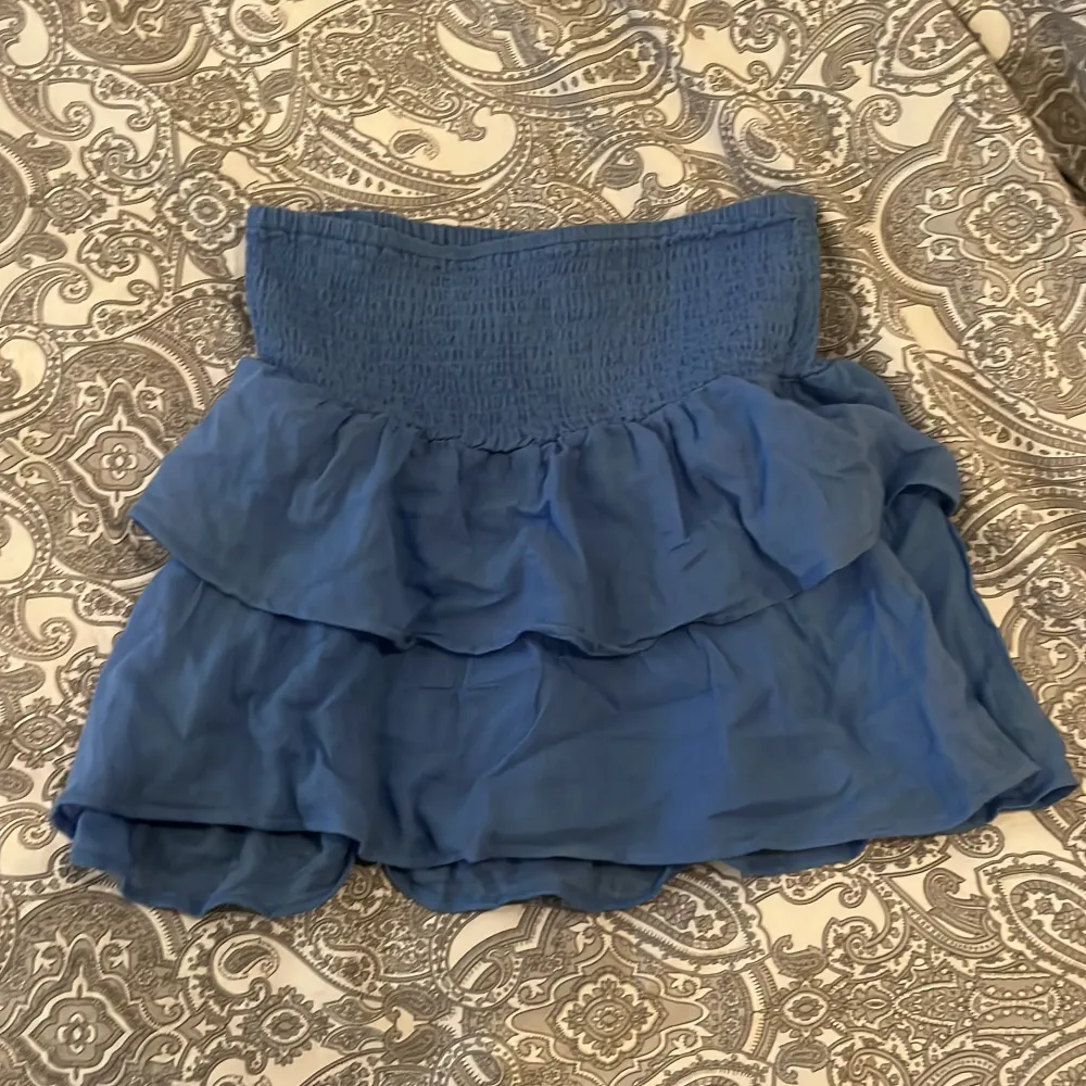 Jättefin kjol från Gina tricot Young, storlek 158/164 men passar xs/s också. Kjolar.