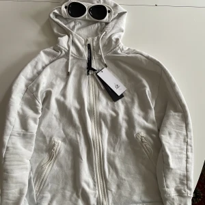 Cp company zip hoddie  - Hej säljer denna riktig snygga cp company zip hoddie storlek xl  Köpte den för 2900 
