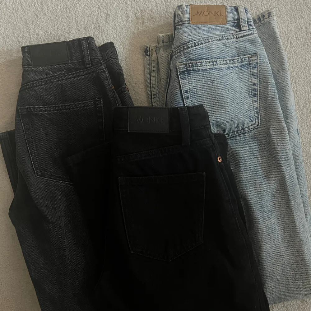 Säljer 3 st jeans från Monki med rak passform i färgerna svart, grå och blå 🖤🩶🩵Storlek: 25 (passar mig som är XS/S). Kan köpas separat för 200 kr/st också. . Jeans & Byxor.