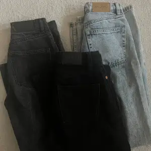Säljer 3 st jeans från Monki med rak passform i färgerna svart, grå och blå 🖤🩶🩵Storlek: 25 (passar mig som är XS/S). Kan köpas separat för 200 kr/st också. 