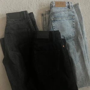 3 st jeans  - Säljer 3 st jeans från Monki med rak passform i färgerna svart, grå och blå 🖤🩶🩵Storlek: 25 (passar mig som är XS/S). Kan köpas separat för 200 kr/st också. 